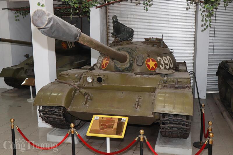 Xe tăng có màu sơn xanh lá cây, tháp pháo sơn số 390 màu trắng, phía trước tháp pháo có phù hiệu sao 5 cánh màu vàng trong vòng tròn màu đỏ.
