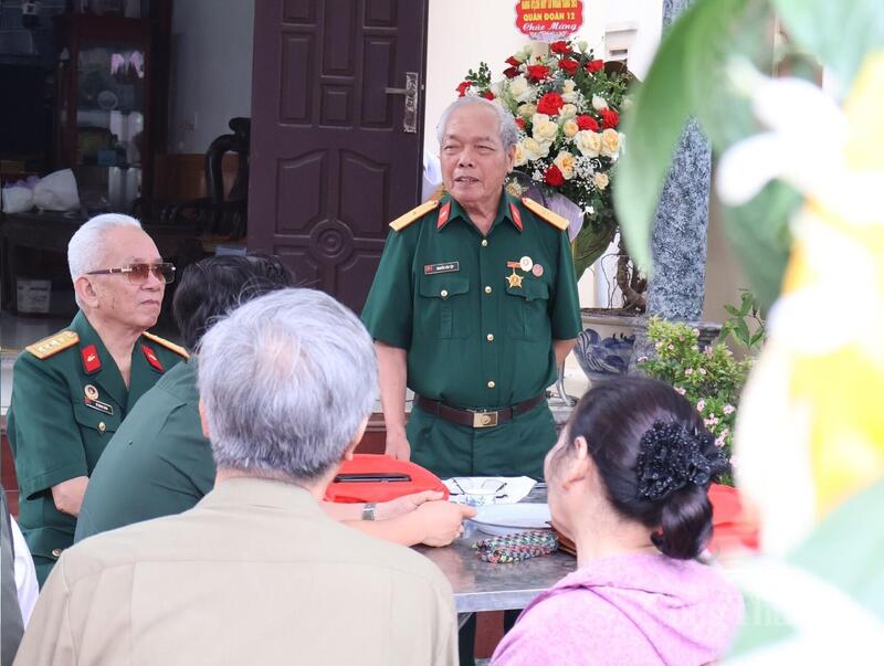 Ông Nguyễn Văn Tập cùng các đồng đội gặp mặt nhân dịp kỷ niệm ngày 30/4.