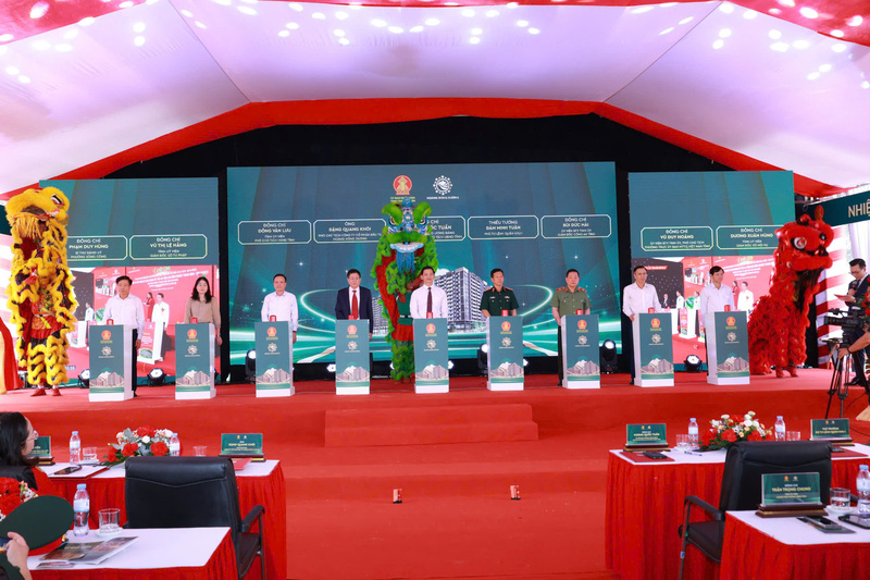 Các đại biểu bấm nút khởi công Dự án nhà ở xã hội tại Khu đô thị số 1 Cải Đan. Ảnh: TN