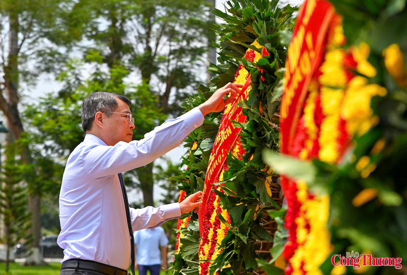 Thủ tướng Lê Minh Hưng dâng hương tưởng niệm các Anh hùng Liệt sĩ tại TP. Hải Phòng - 4