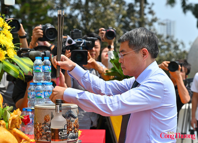 Thủ tướng Chính phủ Lê Minh Hưng dâng hoa, dâng hương tại Đài tưởng niệm.