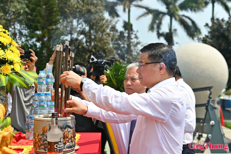 Bộ trưởng Bộ Công Thương Lê Mạnh Hùng dâng hương tưởng niệm các Anh hùng Liệt sĩ.