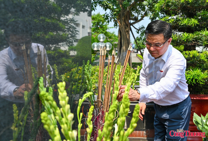 Bộ trưởng Bộ Công Thương Lê Mạnh Hùng dâng hương tưởng niệm đồng chí Nguyễn Đức Cảnh.