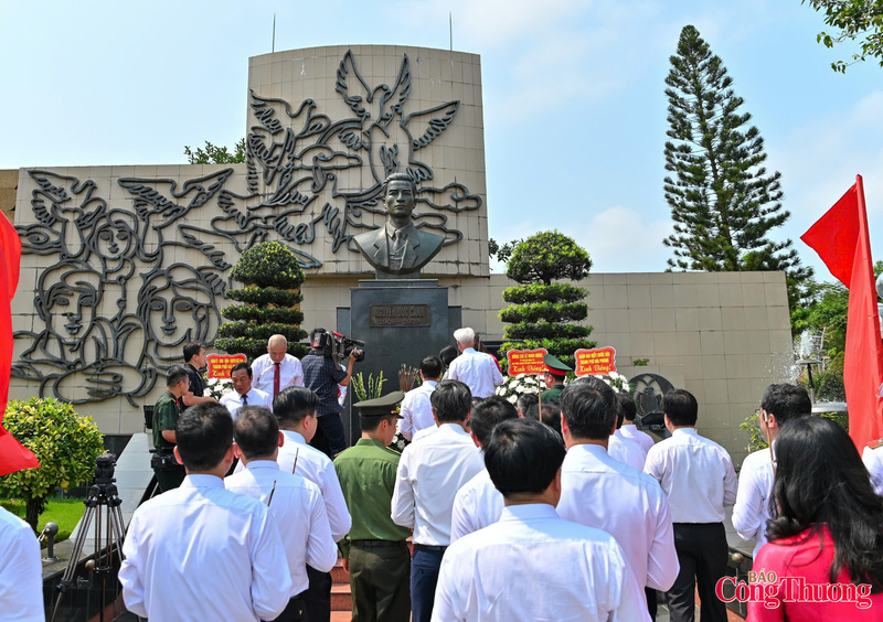 Đoàn công tác dâng hương tưởng niệm đồng chí Nguyễn Đức Cảnh.