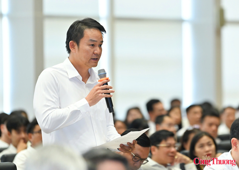 Các cử tri đóng góp ý kiến tại buổi tiếp xúc.