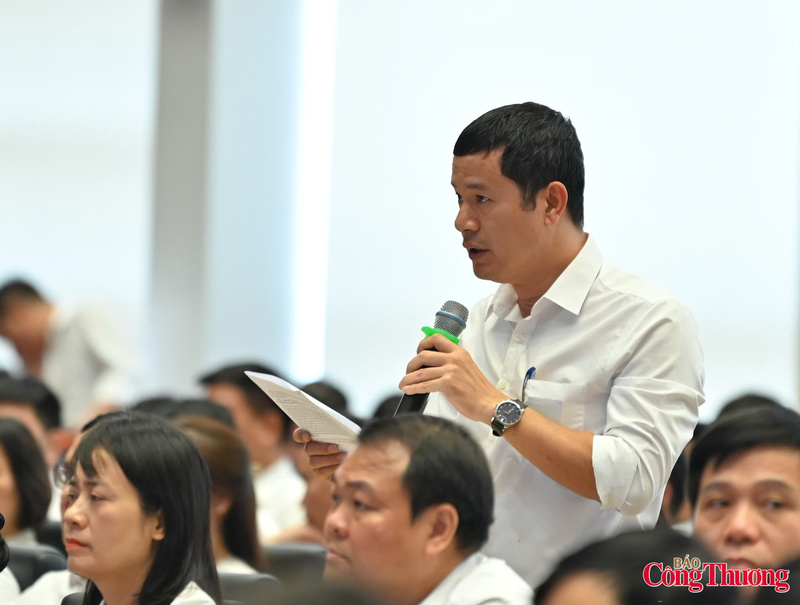 Chùm ảnh: Thủ tướng Lê Minh Hưng tiếp xúc cử tri Hải Phòng sau Kỳ họp Quốc hội - 8