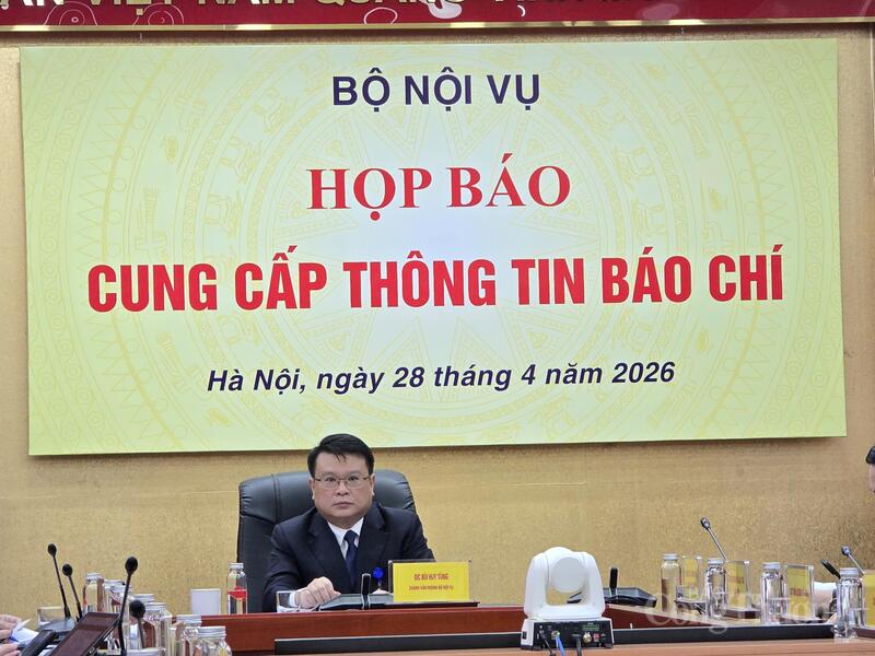 Ông Bùi Huy Tùng, Chánh Văn phòng Bộ Nội vụ chủ trì buổi họp báo.