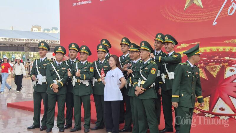 Các bạn trẻ háo hức check-in trước giờ diễn ra chương trình.