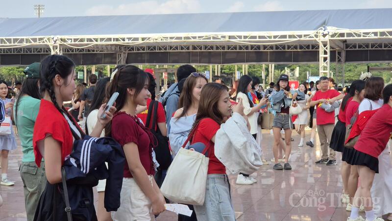 Dòng người xếp hàng từ sớm trước cổng sân Mỹ Đình dưới thời tiết nắng nóng.