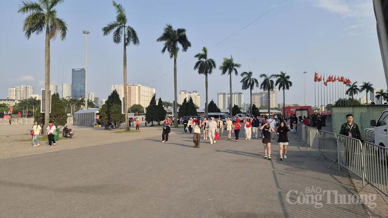 Không khí trước giờ diễn ra sự kiện trở nên náo nhiệt, xen lẫn háo hức và kỳ vọng.