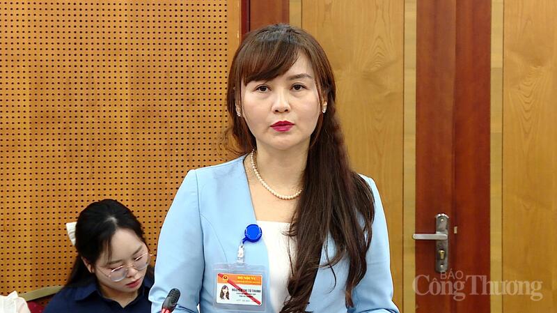 Bà Nguyễn Thị Tú Thanh, Phó Vụ trưởng Vụ Chính quyền địa phương thông tin tại buổi họp báo