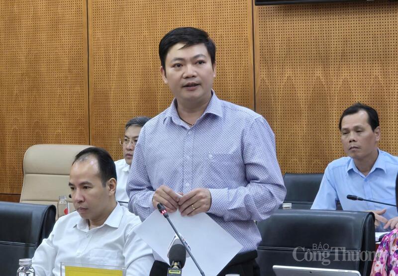 Ông Nguyễn Duy Cường, Phó Cục trưởng Cục Tiền lương và Bảo hiểm xã hội (Bộ Nội vụ) thông tin tại buổi họp báo