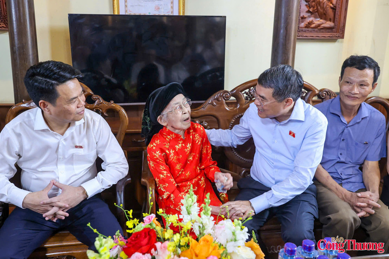 Thủ tướng Lê Minh Hưng đã đến thăm, tặng quà Mẹ Việt Nam Anh hùng Phạm Thị Hán (93 tuổi) ở phường Lưu Kiếm có 2 con là liệt sỹ; Mẹ Việt Nam Anh hùng Đinh Thị Bé (94 tuổi), hiện sinh sống tại phường Nam Đồng, có 2 con là liệt sỹ; thương binh Nguyễn Văn Tập (75 tuổi) có tỷ lệ thương tật 44%, hiện sinh sống tại xã Gia Phúc, thành phố Hải Phòng.