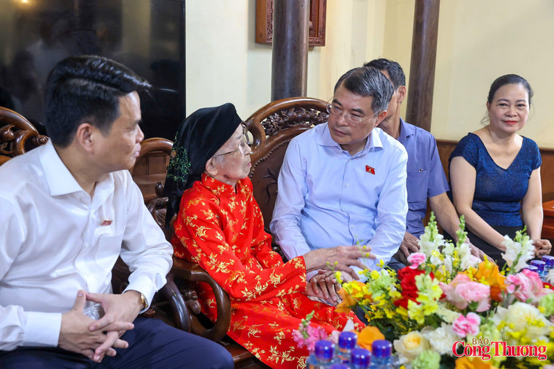 Thủ tướng Chính phủ Lê Minh Hưng thăm, tặng quà Mẹ Việt Nam Anh hùng Phạm Thị Hán, có hai con là liệt sỹ.