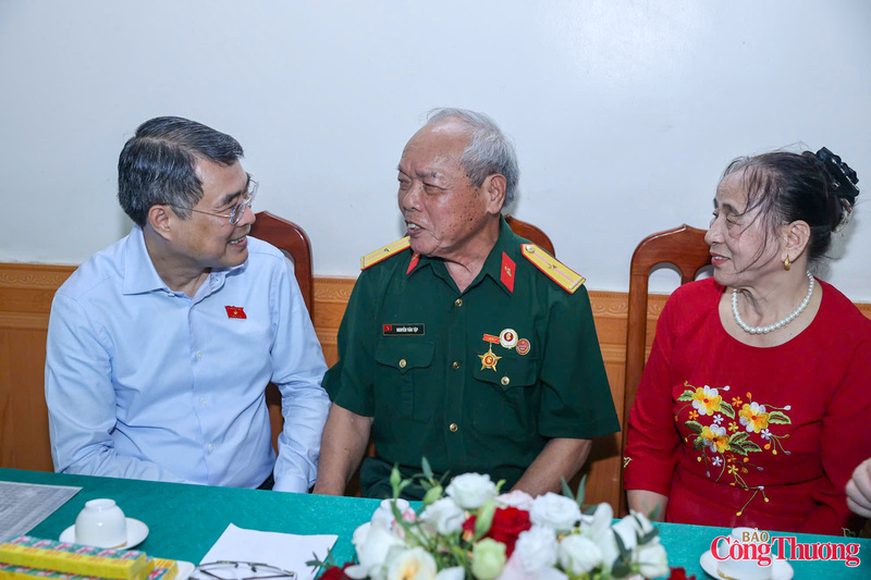 Thủ tướng mong muốn các đồng chí thương binh luôn sống vui, sống khỏe, tiếp tục là điểm tựa tinh thần, động viên con cháu trong gia đình phát huy truyền thống, đóng góp tích cực vào sự nghiệp phát triển quê hương Hải Phòng và đất nước.