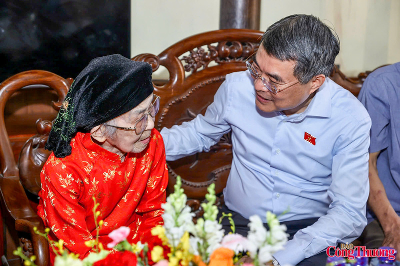 Thủ tướng bày tỏ tri ân sâu sắc và khẳng định Đảng, Nhà nước và nhân dân luôn ghi nhớ những cống hiến, hy sinh to lớn của người có công trong sự nghiệp đấu tranh giải phóng dân tộc, thống nhất đất nước và bảo vệ, xây dựng Tổ quốc.