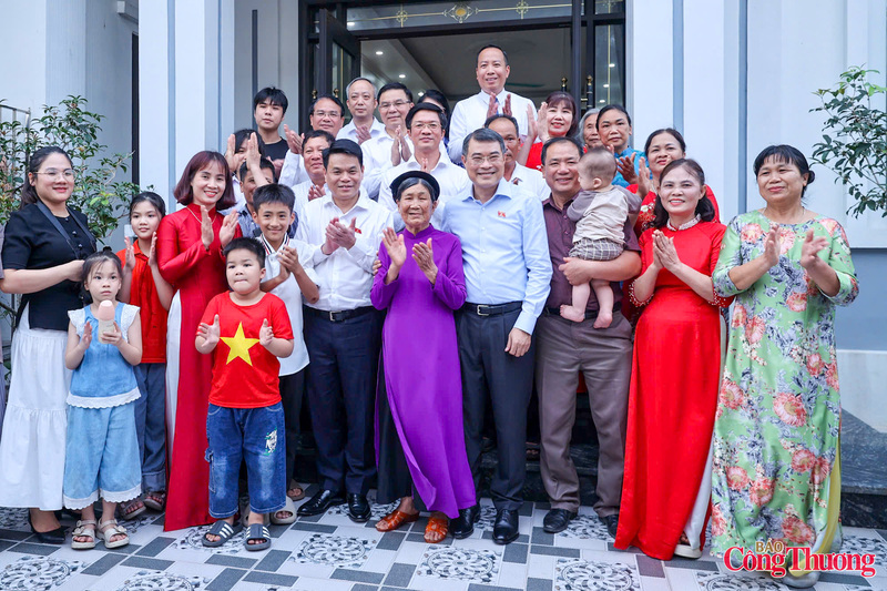 Thủ tướng mong muốn các Mẹ Việt Nam Anh hùng, luôn sống vui, sống khỏe, tiếp tục là điểm tựa tinh thần, động viên con cháu trong gia đình phát huy truyền thống, đóng góp tích cực vào sự nghiệp phát triển quê hương Hải Phòng và đất nước.