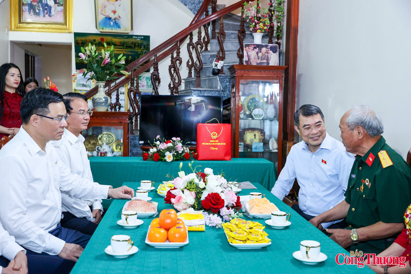 Thủ tướng Chính phủ cùng đoàn công tác đã tới thăm thương binh Nguyễn Văn Tập (sinh năm 1951) có tỷ lệ thương tật 44%, hiện sinh sống tại xã Gia Phúc, thành phố Hải Phòng.