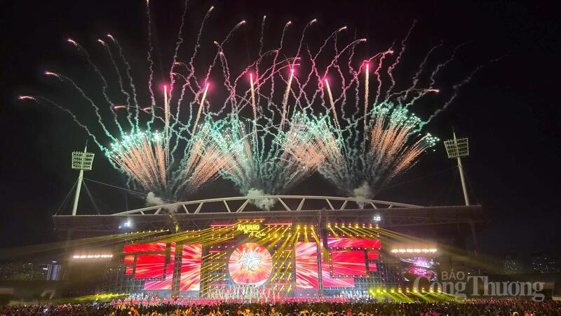 Sân khấu được thắp sáng bởi màn pháo hoa rực rỡ.
