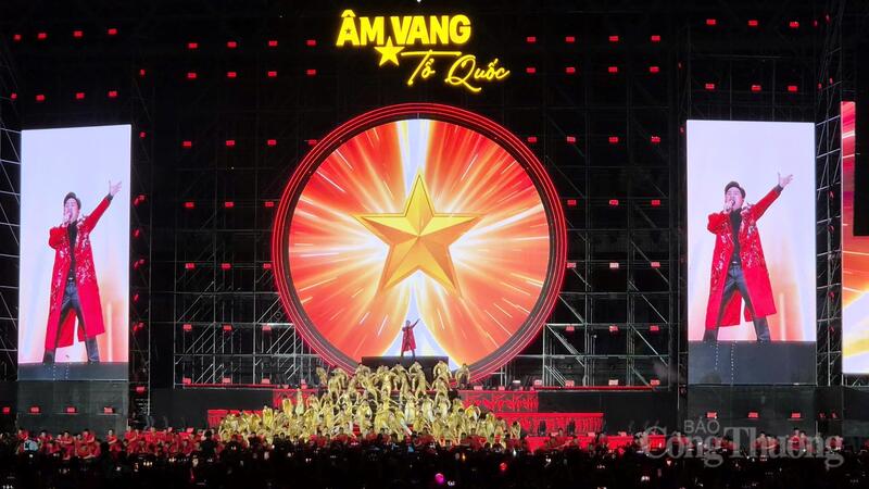 Nghệ sĩ Tùng Dương biểu diễn cùng vũ đoàn quy mô lớn.