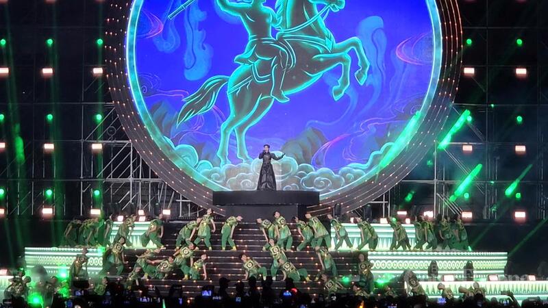 Tiết mục mở màn tái hiện lịch sử bằng âm nhạc và hình ảnh thực cảnh.