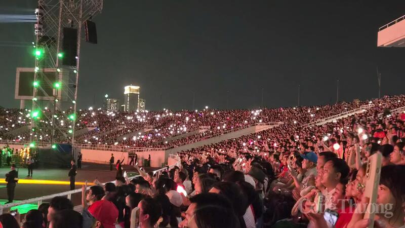 Hàng nghìn khán giả phủ kín khán đài, tạo nên không khí sôi động.