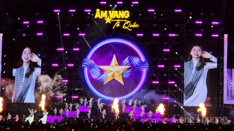 Ca sĩ Hòa Minzy mang tới màu sắc âm nhạc dân gian Nam Bộ.