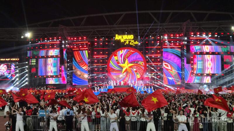 Khoảnh khắc khán giả hòa mình trong ánh sáng và âm nhạc hiện đại.