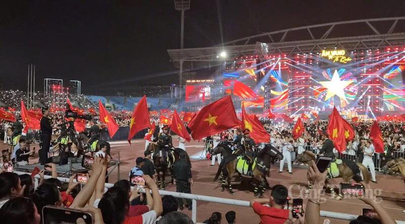 Màn diễu binh hoành tráng, mãn nhãn người xem.