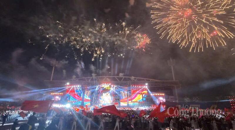 Toàn cảnh sân vận động rực sáng, khép lại đêm diễn giàu cảm xúc.