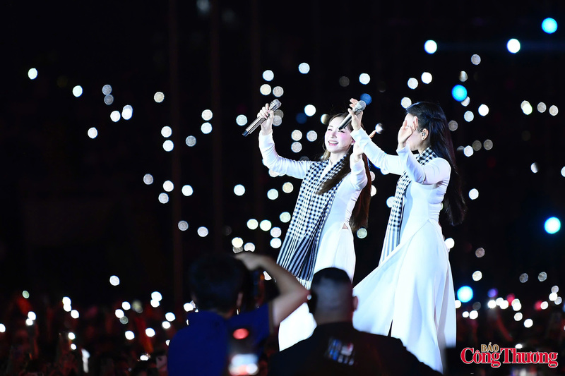 Chương 3 “Khát vọng Việt Nam” thể hiện niềm tin vào Đảng quang vinh, Bác Hồ vĩ đại và sự nghiệp cách mạng trong kỷ nguyên phát triển mới của đất nước; nêu cao khát vọng phát triển, trách nhiệm tiếp nối của mỗi người Việt Nam, nhất là thế hệ trẻ.