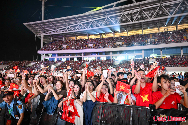 Chương trình nghệ thuật “Âm vang Tổ quốc” do Ban Tuyên giáo và Dân vận Trung ương chỉ đạo tổ chức; Đài Truyền hình Việt Nam, UBND thành phố Hà Nội và Công ty Netmedia phối hợp thực hiện.