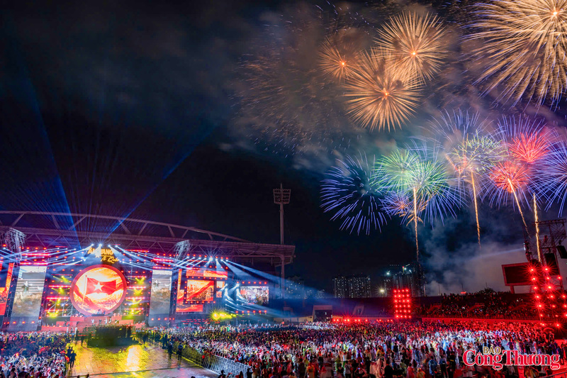 Những màn pháo hoa rực rỡ trên bầu trời Hà Nội càng tăng trải nghiệm cho khán giả.