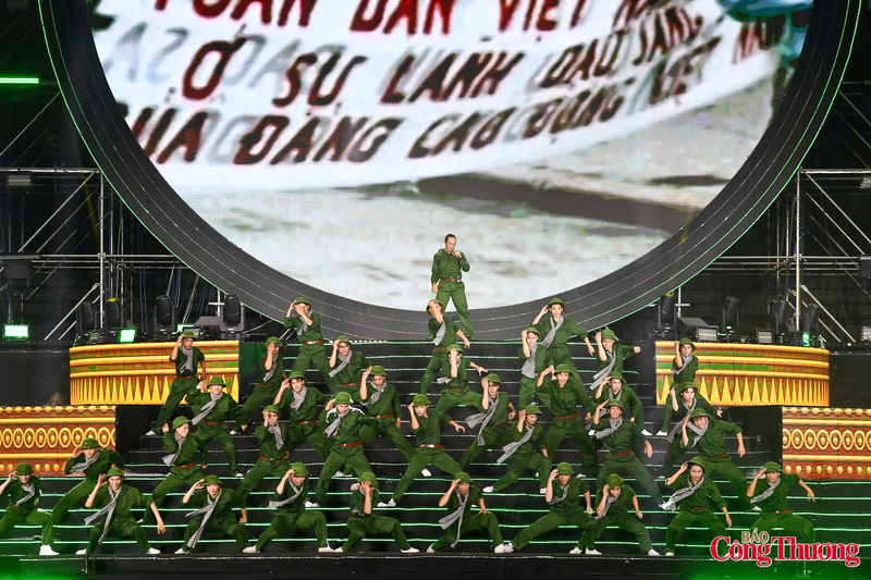 Sự tham gia biểu diễn của 1.000 cán bộ, chiến sĩ lực lượng vũ trang nhân dân; hơn 2.000 nghệ sĩ, diễn viên, trong đó có nhiều gương mặt nổi bật như NSND Dương Minh Đức, NSND Hà Thủy, NSƯT Hoàng Tùng, NSƯT Vũ Thắng Lợi; các ca sĩ Tùng Dương, Viết Danh, Dương Hoàng Yến, Lâm Bảo Ngọc, Anh Tú, ban nhạc Bức Tường, ban nhạc Ngũ Cung… góp phần truyền tải ý nghĩa chương trình và kết nối khán giả.