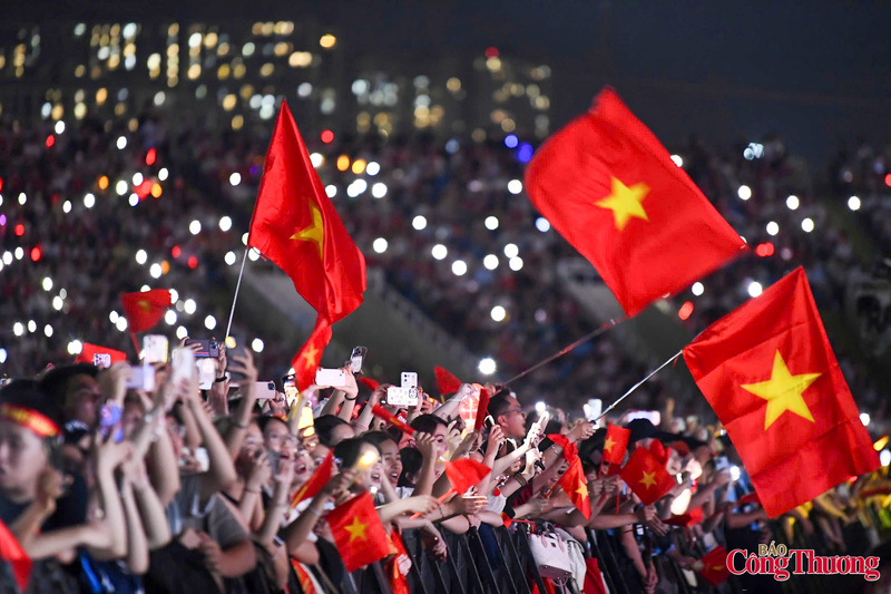 Khán giả đã có trải nghiệm âm nhạc đầy cảm xúc tại Mỹ Đình.