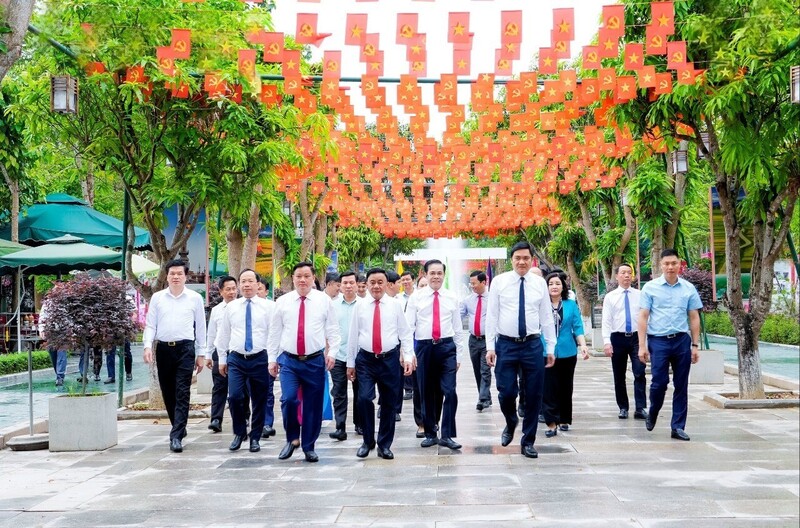 Thường trực Ban Bí thư Trần Cẩm Tú cùng đoàn đại biểu về Khu Di tích Quốc gia đặc biệt Kim Liên dâng hương tưởng niệm Chủ tịch Hồ Chí Minh nhân kỷ niệm 51 năm Ngày Giải phóng miền Nam, thống nhất đất nước (30/4/1975 - 30/4/2026). Ảnh: Phạm Bằng