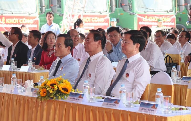 Bí thư Thành uỷ TP. Hồ Chí Minh cùng các nguyên lãnh đạo Đảng, Nhà nước; lãnh đạo TP. Hồ Chí Minh tham dự lễ khởi công tại điểm cầu Khu đô thị mới Thủ Thiêm.