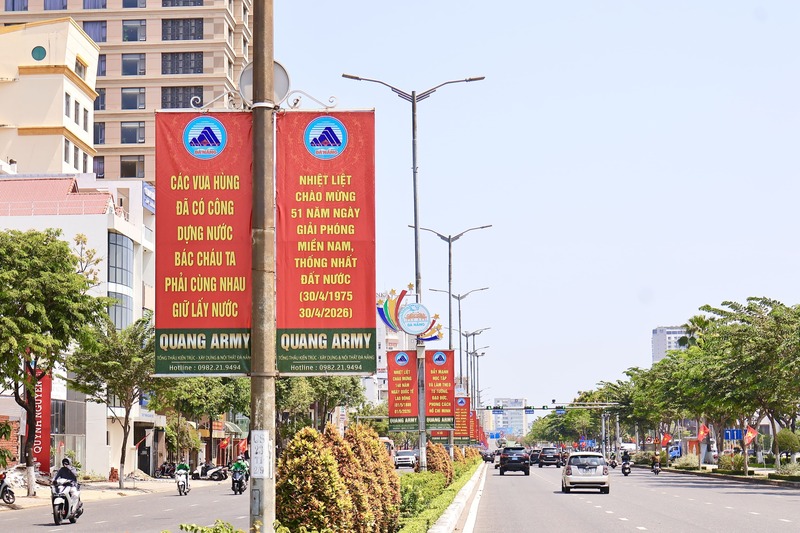 Dọc các tuyến phố Đà Nẵng những ngày này trở nên rực rỡ hơn với sắc đỏ của băng rôn, khẩu hiệu, pano chào mừng 51 năm Ngày giải phóng miền Nam thống nhất đất nước (30/4/1975 – 30/4/2026) và 140 năm Ngày Quốc tế Lao động (1/5/1886 – 1/5/2026). Ảnh: Diễm Phúc