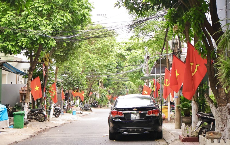 Không chỉ các tuyến đường trung tâm, tinh thần hướng về ngày thống nhất còn lan tỏa sâu rộng trong từng khu dân cư. Người dân đồng loạt treo cờ Tổ quốc, chỉnh trang cảnh quan, góp phần tạo nên diện mạo khang tran trong dịp đại lễ của dân tộc. Ảnh: Diễm Phúc