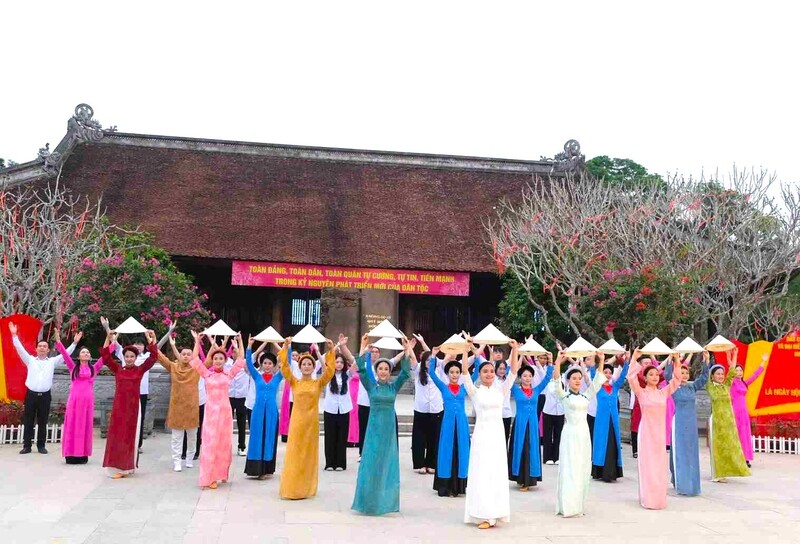 Công tác chuẩn bị cho Lễ hội Làng Sen 2026 đang được triển khai trong không khí vui tươi, phấn khởi. Ảnh: Mai Ngân