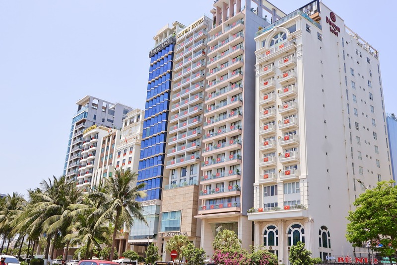 Loạt các khách sạn ven biển Đà Nẵng cũng treo cờ Tổ quốc mừng đại lễ, tạo nên ấn tượng dọc tuyến du lịch biển, góp phần quảng bá hình ảnh thành phố trong mắt du khách trong và ngoài nước. Ảnh: Diễm Phúc
