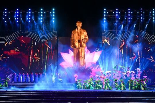 Lễ hội Làng Sen hằng năm luôn được tỉnh Nghệ An tổ chức trang trọng, xúc động, ấn tượng