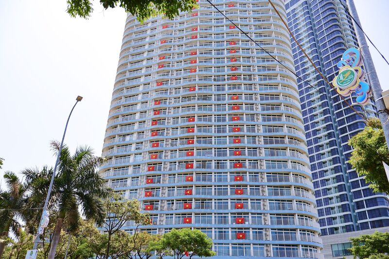 Từng lá cờ, từng tấm pano, khẩu hiệu đã tạo nên một bức tranh rộn ràng mà sâu lắng trong lòng TP. Đà Nẵng, nơi ký ức lịch sử từng bước giao thoa với nhịp sống hiện đại. Ảnh: Diễm Phúc