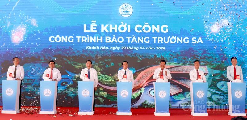 Các đại biểu thực hiện nghi thức nhấn nút khởi công. Ảnh: Xuân Ngọc