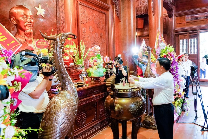 Thường trực Ban Bí thư Trần Cẩm Tú dâng hương tưởng niệm Chủ tịch Hồ Chí Minh. Ảnh: Phạm Bằng