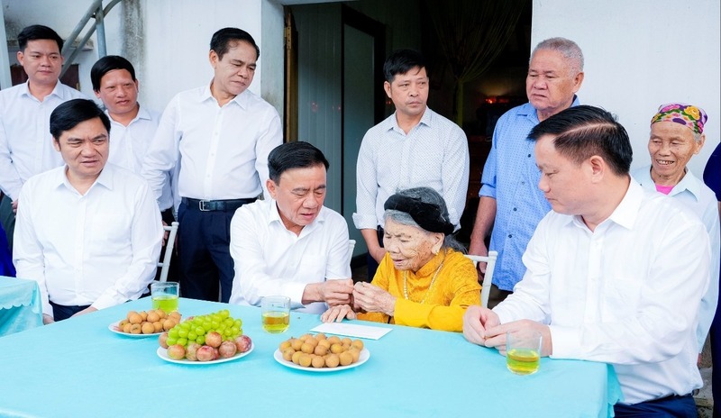 Đồng chí Trần Cẩm Tú cùng đoàn công tác đến thăm hỏi, tặng quà gia đình Mẹ Việt Nam Anh hùng Trần Thị Em. Ảnh: Phạm Bằng