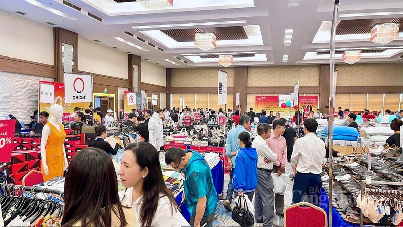Người dân mua sắm tại sự kiện hàng hiệu khuyến mại tổ chức ở TP. Cần Thơ.