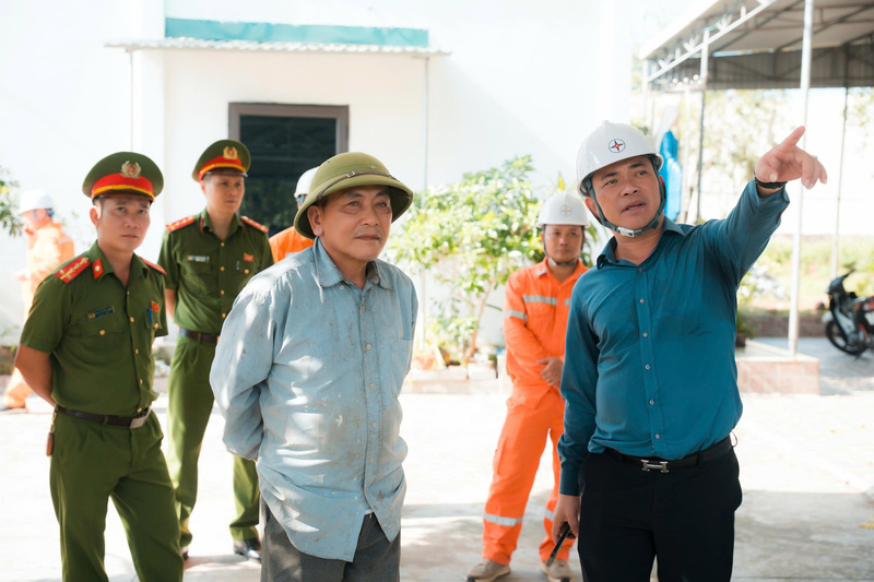 Công ty Điện lực Nghệ An phối hợp chặt chẽ với chính quyền địa phương và lực lượng chức năng bám sát hiện trường, vận động người dân giải phóng hành lang an toàn lưới điện, đảm bảo lưới điện được vận hành thông suốt. Ảnh: Phan Thuỷ