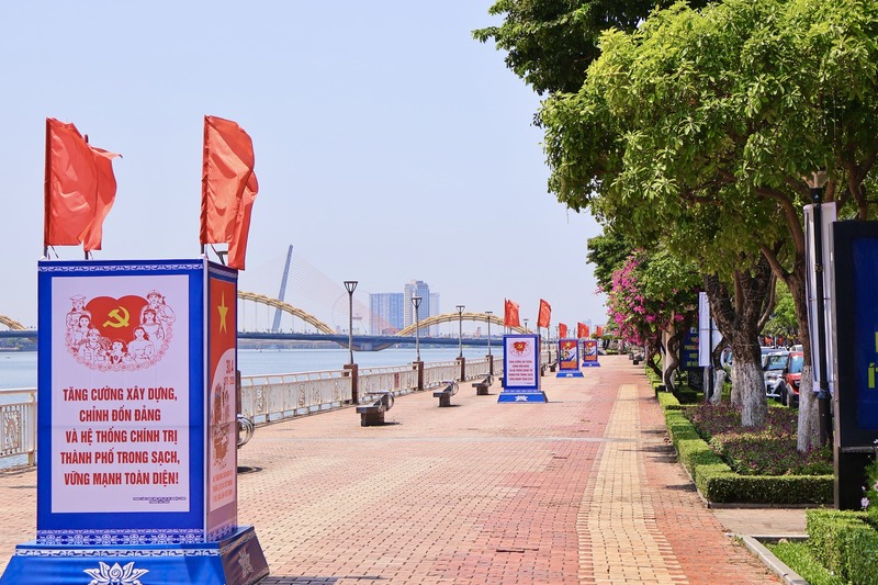 Các tấm pano tuyên truyền cổ động như nhắc nhớ về ngày thống nhất đất nước, khơi dậy niềm tự hào dân tộc và lòng yêu nước, đặc biệt đối với thế hệ trẻ. Ảnh: Diễm Phúc