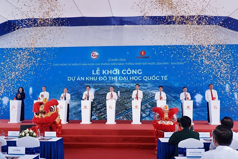 Các đại biểu bấm nút khởi công dự án. Ảnh: Minh Anh.